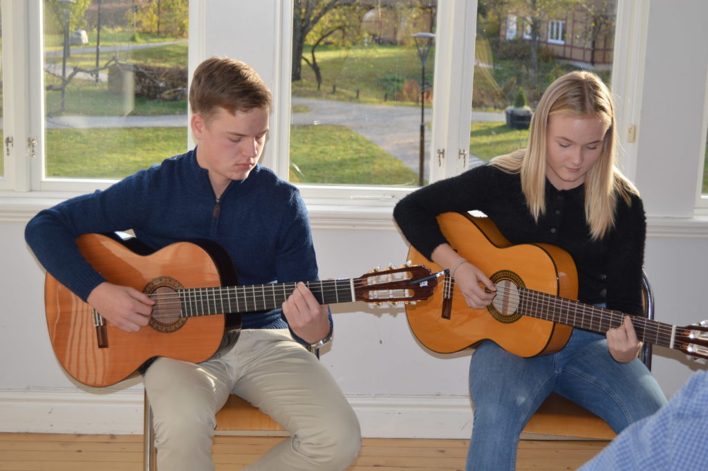 Hampus Håkansson och Moa Forsman underhöll med gitarrspelning.